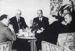 Une photo datant de 1937, qui présente Thomas J. Watson, alors président de la Chambre de Commerce Internationale. Watson est la deuxième personne en partant de la gauche. 