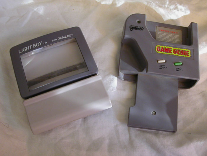 Quelques accessoires, ici la loupé éclairante et une Game Génie, qui permettait de tricher dans les jeux.