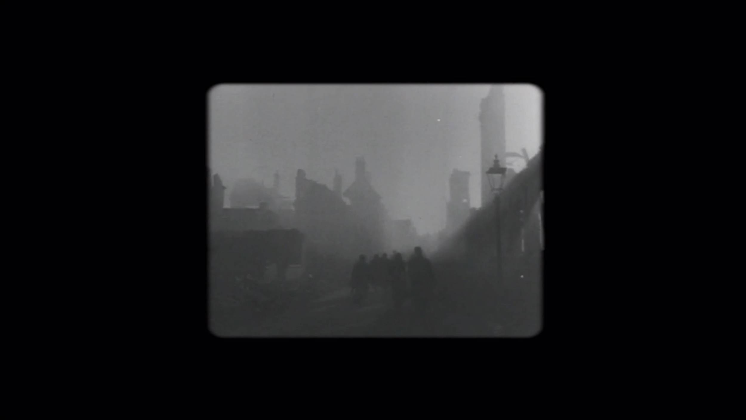 L'intro se base sur des films réels de l'époque.